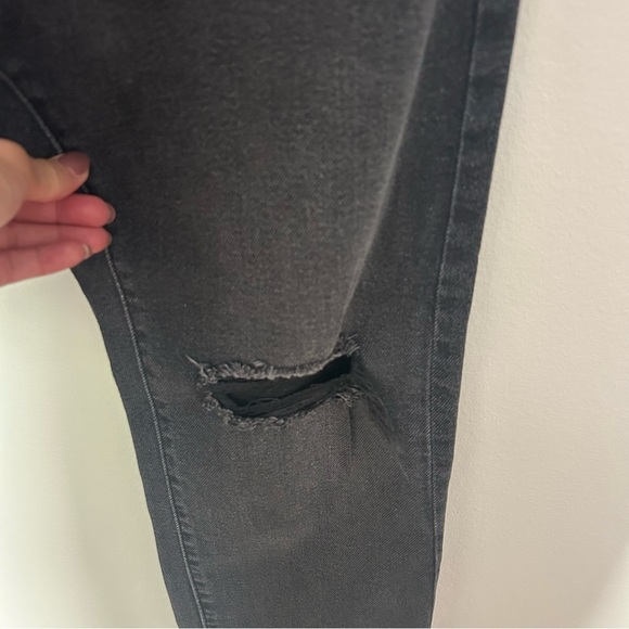 Levi’s Women’s Wedgie Straight Jeans distressed knee- Black/Grey Size 28 - Picture 2 of 6